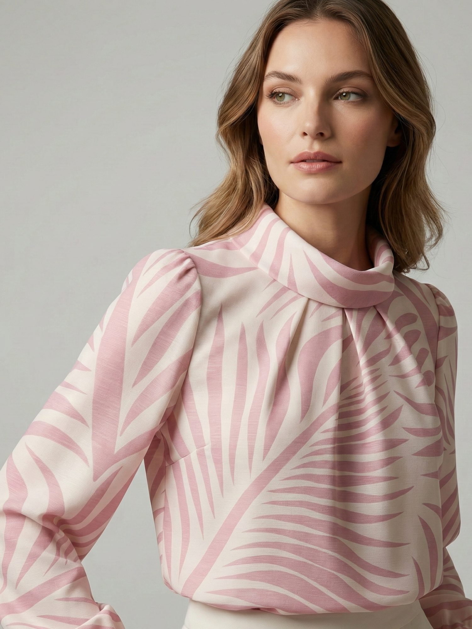 Blusa de mujer elegante en poliéster con cuello drapeado y estampado de palmas.